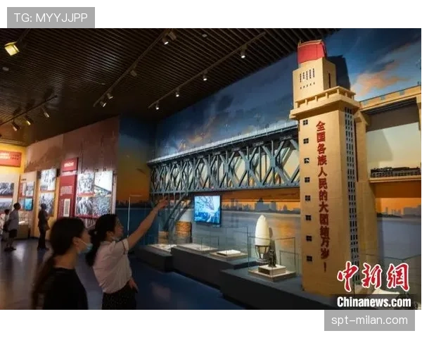 “欧冠奖杯在布达佩斯历史博物馆展出，吸引大量游客参观”